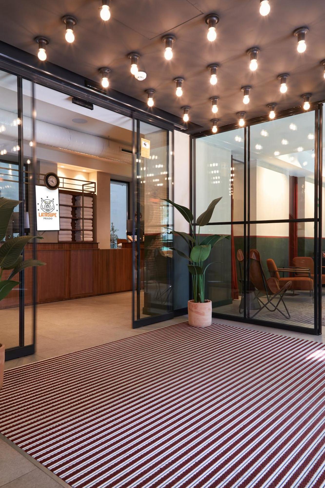 Latroupe Prado Hostel Madrid Exterior foto